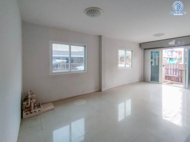 *****ทาวน์เฮ้าส์มือสองย่านกรุงเทพมหานคร ม.มณฑล7 เลียบคลองทวีวัฒนา #หลังมุม เนื้อที่กว้างมากถึง 24.5 ตร.ว. ฟังก์ชัน 4 ห้องนอน 2 ห้องน้ำ 1 ที่จอดรถ แถมฟรี! 2 เครื่องปรับอากาศ บนทำเลเดินทางสะดวก ใกล้รถไฟฟ้าสายสีน้ำเงิน "สถานีหลักสอง"…